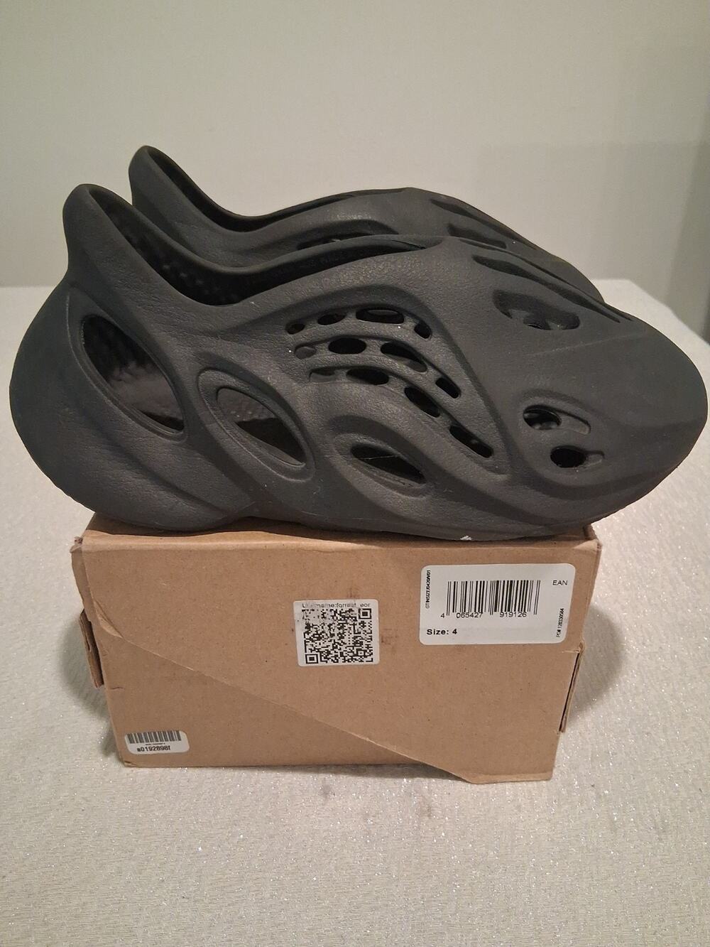 Adidas Yeezy Foam RNNR Carbon GY3969 Size 4 Men / 5.5 Women Used OG Box All